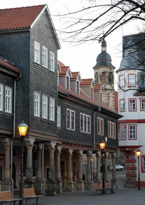 Arnstadt - historische Gebäude mit Arkaden am Marktplatz 