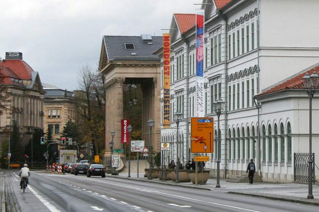 Meiningen im Thüringer Wald, Bernhardstrasse mit Meininger Theater - Thüringen Meiningen im Thüringer Wald, Bernhardstrasse mit Meininger Theater - Thüringen