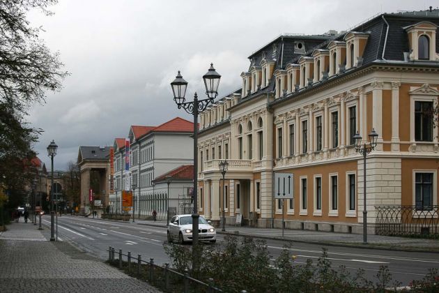 Meiningen im Thüringer Wald, Bernhardstrasse mit Meininger Theater - Thüringen Meiningen im Thüringer Wald, Bernhardstrasse mit Meininger Theater - Thüringen