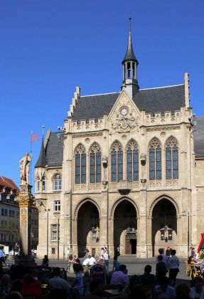Der Römer und das Erfurter Rathaus am Fischmarkt in Erfurt, Thüringen Der Römer und das Erfurter Rathaus am Fischmarkt in Erfurt, Thüringen