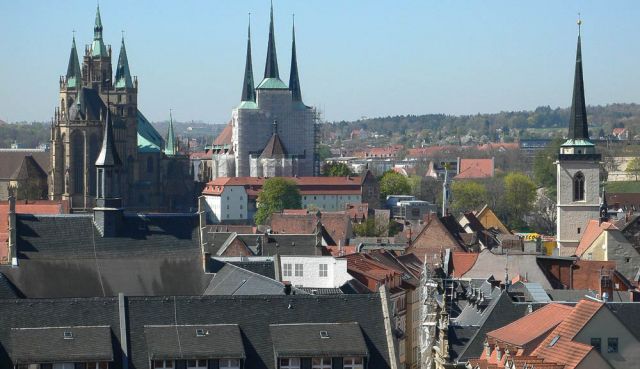 Blick vom Turm der Ägidienkirche auf den Dom St. Marien und die Pfarrkirche St. Severi auf Erfurts Domberg Blick vom Turm der Ägidienkirche auf den Dom St. Marien und die Pfarrkirche St. Severi auf Erfurts Domberg