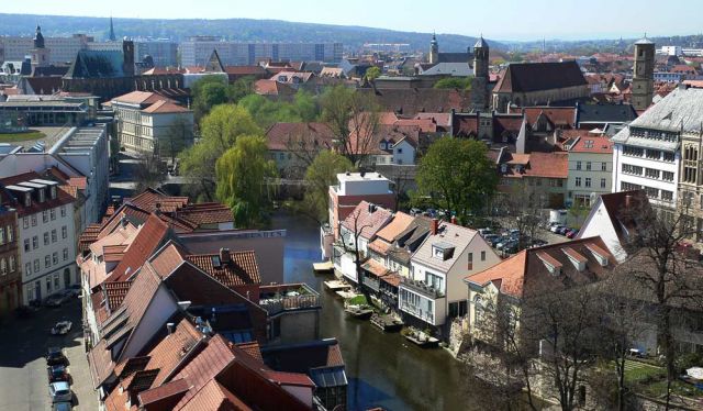 Blick vom Turm der Ägidienkirche über die Dächer der Altstadt und die Gera in Erfurt Blick vom Turm der Ägidienkirche über die Dächer der Altstadt und die Gera in Erfurt
