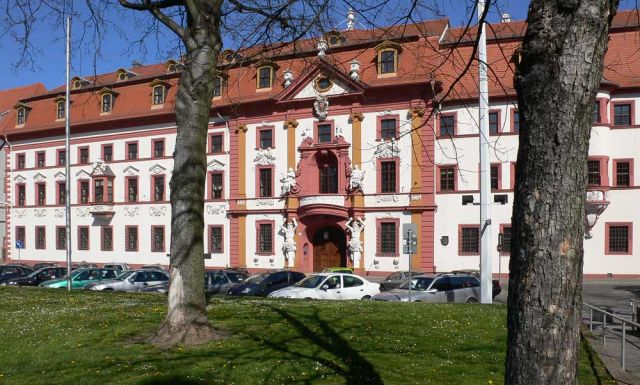 Die Thüringer Staatskanzlei in der ehemaligen Kurmainzischen Statthalterei am Hirschgarten Die Thüringer Staatskanzlei in der ehemaligen Kurmainzischen Statthalterei am Hirschgarten