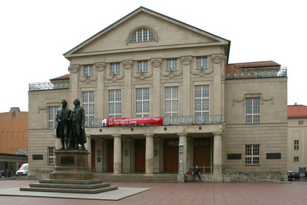 Schiller und Goethe - Standbild vor dem Nationaltheater Weimar