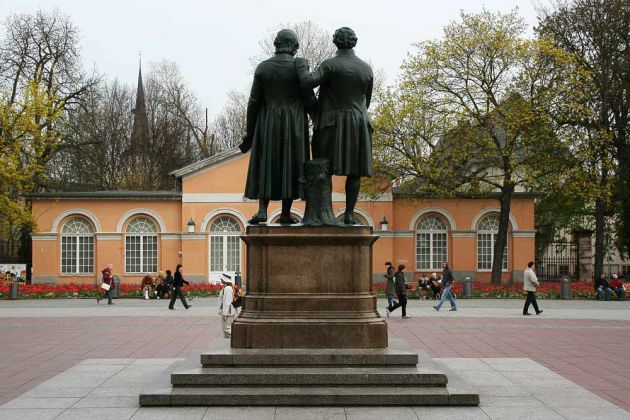 Das Schiller-Goethe Denkmal und der Theaterplatz in Weimar Das Schiller-Goethe Denkmal und der Theaterplatz in Weimar