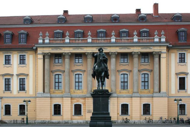 Das Carl-August-Denkmal und die Hochschule für Musik Franz Liszt - Weimar Das Carl-August-Denkmal und die Hochschule für Musik Franz Liszt - Weimar
