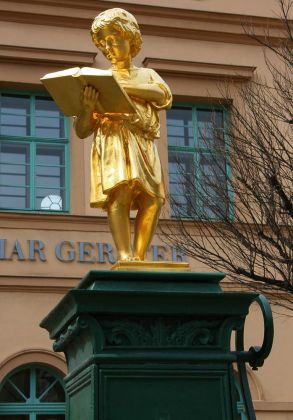 Weimar - lesender Knabe auf dem Bürgerschulbrunnen vor der Musikschule