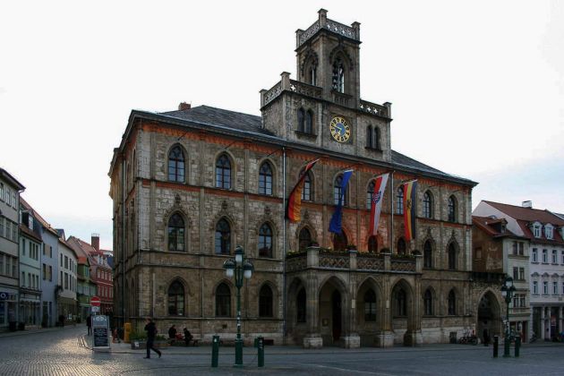 Weimar - das angestrahlte Rathaus in der beginnenden Dämmerung Weimar - das angestrahlte Rathaus in der beginnenden Dämmerung