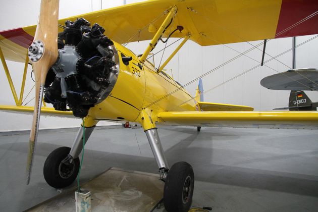 Boeing Stearman Doppeldecker A 75 N-1 - D-ERAX - Hangar 10 am Flugplatz Heringsdorf, Usedom Boeing Stearman Doppeldecker A 75 N-1 - D-ERAX - Hangar 10 am Flugplatz Heringsdorf, Usedom