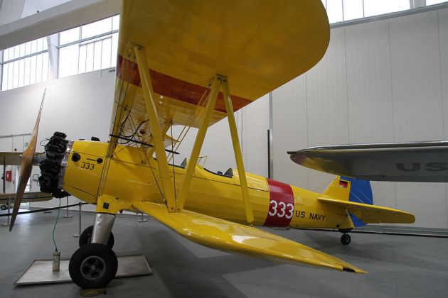 Boeing Stearman Doppeldecker A 75 N-1 - D-ERAX - Hangar 10 am Flugplatz Heringsdorf, Usedom Boeing Stearman Doppeldecker A 75 N-1 - D-ERAX - Hangar 10 am Flugplatz Heringsdorf, Usedom