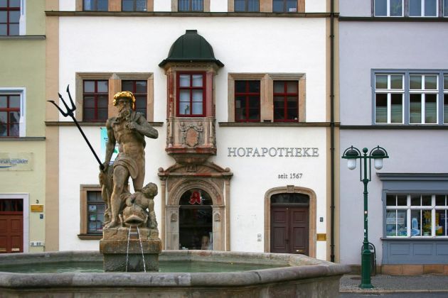 Weimar - Neptunbrunnen und Hofapotheke am Marktplatz