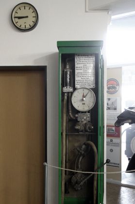 Industriemuseum Brandenburg an der Havel - eine historische Tanksäule in der Brennabor-Ausstellung Industriemuseum Brandenburg an der Havel - eine historische Tanksäule in der Brennabor-Ausstellung