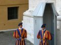 Städtereise Rom - die Schweizer Garde am Petersdom