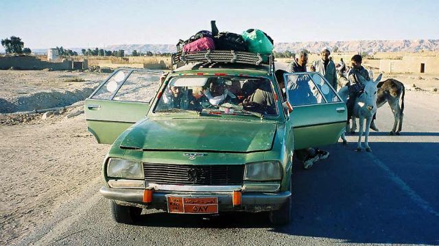Saharafahrt von Farafra zur Oase Dakhla per Sammeltaxi, einem Jahrzehnte altem Peugeot 504 Familiale
