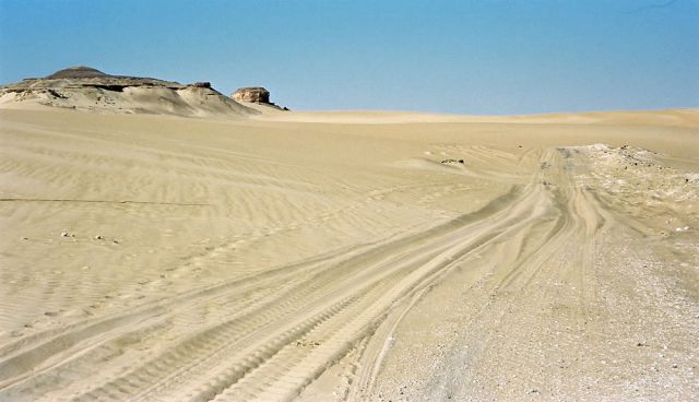 Die versandete Piste durch die libysche Wüste in der ägyptischen Sahara Die versandete Piste durch die libysche Wüste in der ägyptischen Sahara