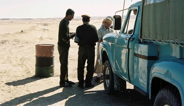 Bevor es in Siwa auf die breite, unbefestigte Wüsten-Piste geht, werden unsere Genehmigungen kontrolliert Bevor es in Siwa auf die breite, unbefestigte Wüsten-Piste geht, werden unsere Genehmigungen kontrolliert