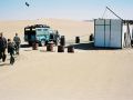 Ein Checkpost steht gottverlassen mitten in der einsamen Wüste Sahara von Ägypten