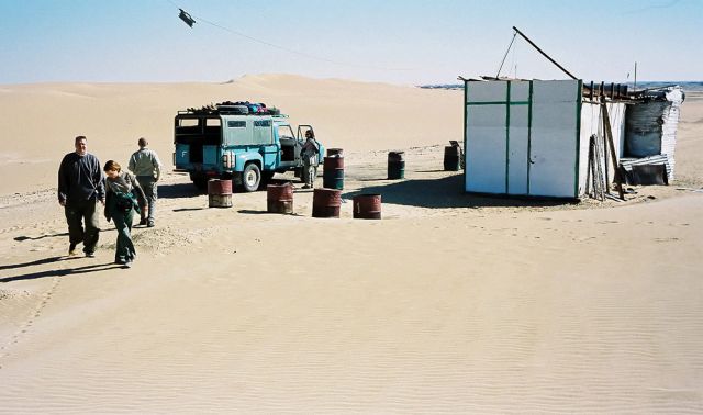 Ein Checkpost steht gottverlassen mitten in der einsamen Wüste Sahara von Ägypten Ein Checkpost steht gottverlassen mitten in der einsamen Wüste Sahara von Ägypten