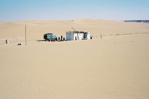 Ein weiterer Checkpost mitten in der einsamen Wüste Sahara von Ägypten Ein weiterer Checkpost mitten in der einsamen Wüste Sahara von Ägypten