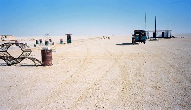 Checkposts in der einsamen Sahara von Ägypten Checkposts in der einsamen Sahara von Ägypten