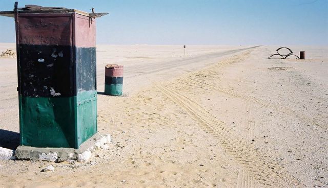 Checkposts in der einsamen Sahara von Ägypten Checkposts in der einsamen Sahara von Ägypten