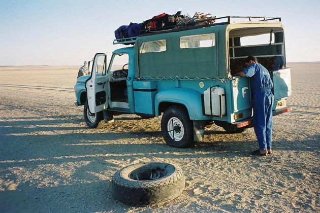 Eine von zwei Reifenpannen mitten in der libyschen Wüste, Ägypten