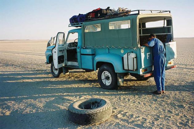 Eine von zwei Reifenpannen mitten in der libyschen Wüste, Ägypten Eine von zwei Reifenpannen mitten in der libyschen Wüste, Ägypten