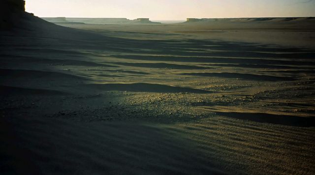Übernachtungsplatz in der ägyptischen Sahara - bitterkalt in der Nacht Übernachtungsplatz in der ägyptischen Sahara - bitterkalt in der Nacht