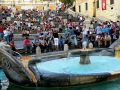 Die Piazza di Spagna, die Spanischen Treppe und der Fontana della Barcaccia