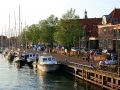 Der Fussgängerbereich Dijk am Oude Haven, die Flaniermeile am alten Hafen Enkhuizens
