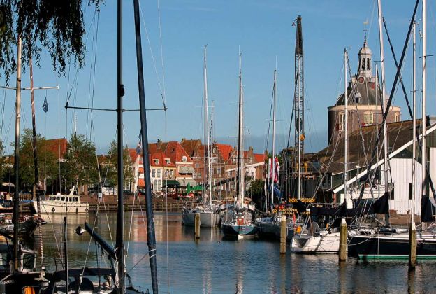 der alte Hafen von Enkhuizen mit dem Drommedaris - Oude Haven und Drommedaristoren