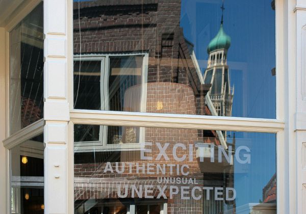 Impressionen und Spiegeleien in der Altstadt Enkhuizens