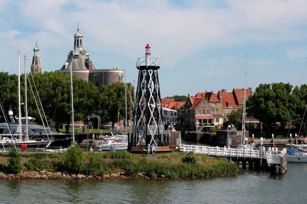Leuchtturm an der Einfahrt zum Buitenhaven, Enkhuizen am Ijsselmeer 