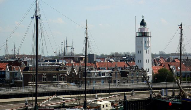 Vuurtoren van Harlingen - der 21 Meter hohe alte Leuchtturm von Harlingen der Bauzeit 1920 bis 1922 wird heute als Ferienwohnung genutzt Vuurtoren van Harlingen - der 21 Meter hohe alte Leuchtturm von Harlingen der Bauzeit 1920 bis 1922 wird heute als Ferienwohnung genutzt