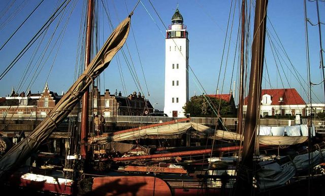 Vuurtoren van Harlingen - der 21 Meter hohe alte Leuchtturm von Harlingen der Bauzeit 1920 bis 1922 wird heute als Ferienwohnung genutzt Vuurtoren van Harlingen - der 21 Meter hohe alte Leuchtturm von Harlingen der Bauzeit 1920 bis 1922 wird heute als Ferienwohnung genutzt