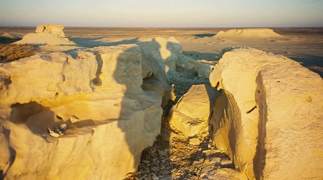 Sonnenuntergangszeit - Ausläufer der Weissen Wüste reichen bis zur Oase Farafra