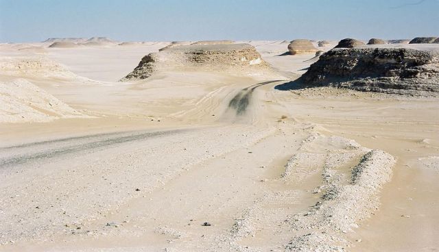 Die versandete Piste durch die libysche Wüste in Ägypten Die versandete Piste durch die libysche Wüste in Ägypten