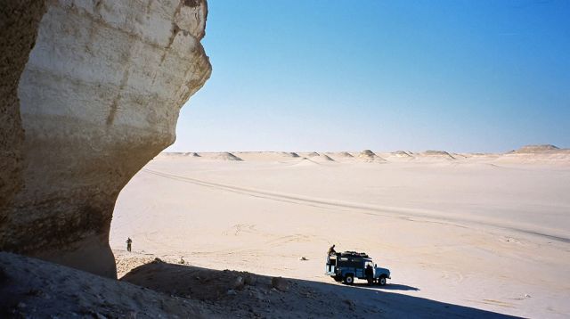 Unser Ford F 100 Pickup-Oldie am markanten Picknickplatz 'The Rocks' in der libyschen Wüste, Ägypten
