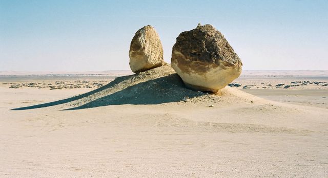 Unübersehbar ist der markante Picknickplatz 'The Rocks' in der libyschen Wüste, Ägypten Unübersehbar ist der markante Picknickplatz 'The Rocks' in der libyschen Wüste, Ägypten