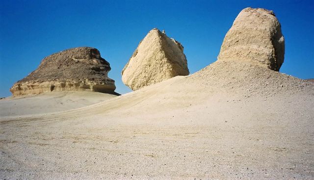Zwei markante Felsen in der weiten Ebene... 'The Rocks' in der libyschen Wüste, Ägypten Zwei markante Felsen in der weiten Ebene... 'The Rocks' in der libyschen Wüste, Ägypten