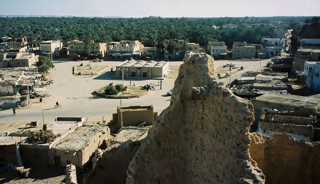 Marktplatz der Oase Siwa in der Libyschen Wüste, Blick von der Altstadt Shali Marktplatz der Oase Siwa in der Libyschen Wüste, Blick von der Altstadt Shali