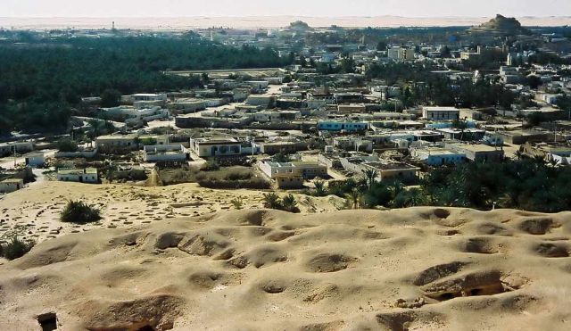 Blick auf die Stadt Siwa vom Gebel al-Mawta, Mountain of the Dead - Oase Siwa Blick auf die Stadt Siwa vom Gebel al-Mawta, Mountain of the Dead - Oase Siwa