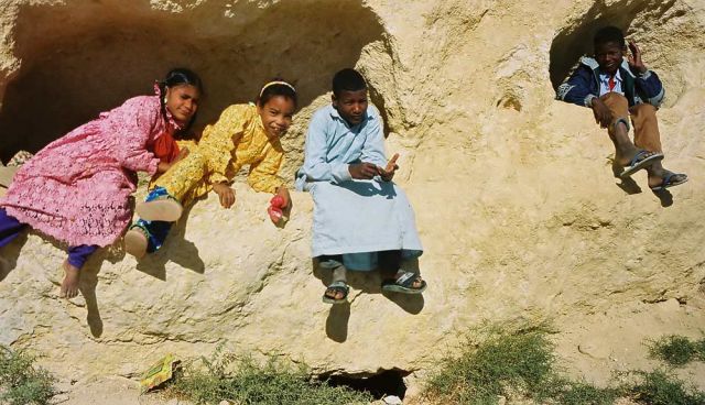 Berber-Kinder am Burgberg von Aghurmi - Oase Siwa in der Libyschen Wüste