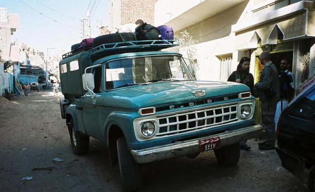 Beladung unseres Pickup für die Pistenfahrt nach Farafra - Oase Siwa in der Libyschen Wüste Beladung unseres Pickup für die Pistenfahrt nach Farafra - Oase Siwa in der Libyschen Wüste