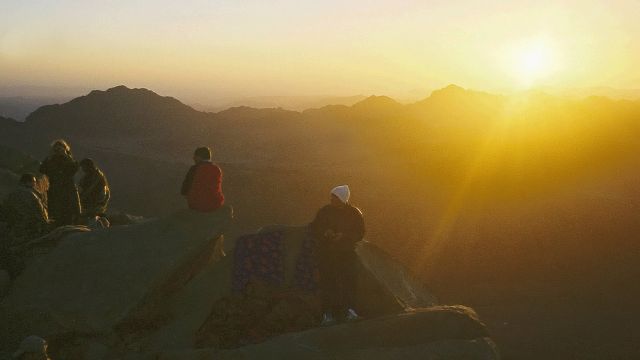 Mosesberg, Mt. Sinai - Sonnenaufgang über dem Sinai, Touristen auf dem Gipfel des Berges Sinai begrüssen die Sonne