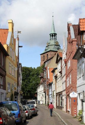 Hansestadt Lüneburg - auf der Altstadt mit dem Turm der St. Michaelis-Kirche Hansestadt Lüneburg - auf der Altstadt mit dem Turm der St. Michaelis-Kirche