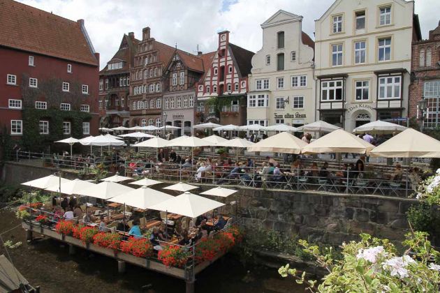 Hansestadt Lüneburg - der berühmte Stintmarkt an der Ilmenau Hansestadt Lüneburg - der berühmte Stintmarkt an der Ilmenau
