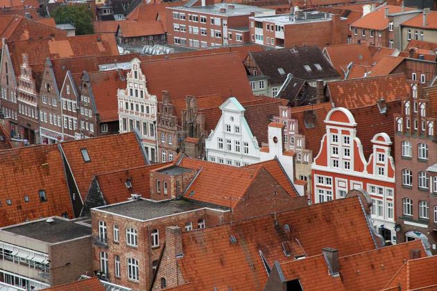 Blick vom Wasserturm auf den Platz Am Sande - über den Dächern von Lüneburg