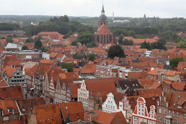 Blick vom Wasserturm über den Platz Am Sande und bis zur St. Michaelis-Kirche - über den Dächern von Lüneburg