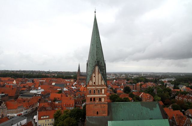 Blick vom Wasserturm auf die St. Johannis-Kirche - über den Dächern von Lüneburg Blick vom Wasserturm auf die St. Johannis-Kirche - über den Dächern von Lüneburg